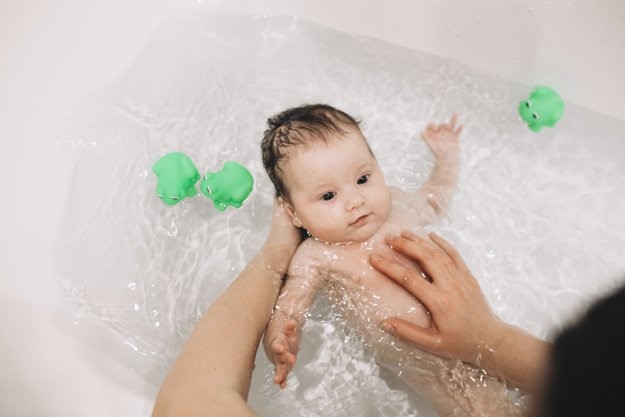 Tắm nước ấm giúp bé hạ sốt