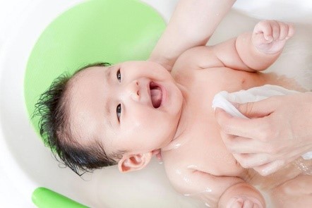 Tắm cho trẻ giúp hạ sốt
