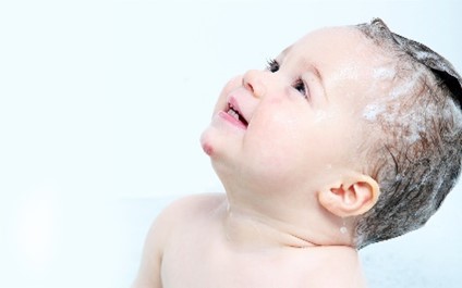 Dùng dầu gội hạn chế rụng tóc cho bé