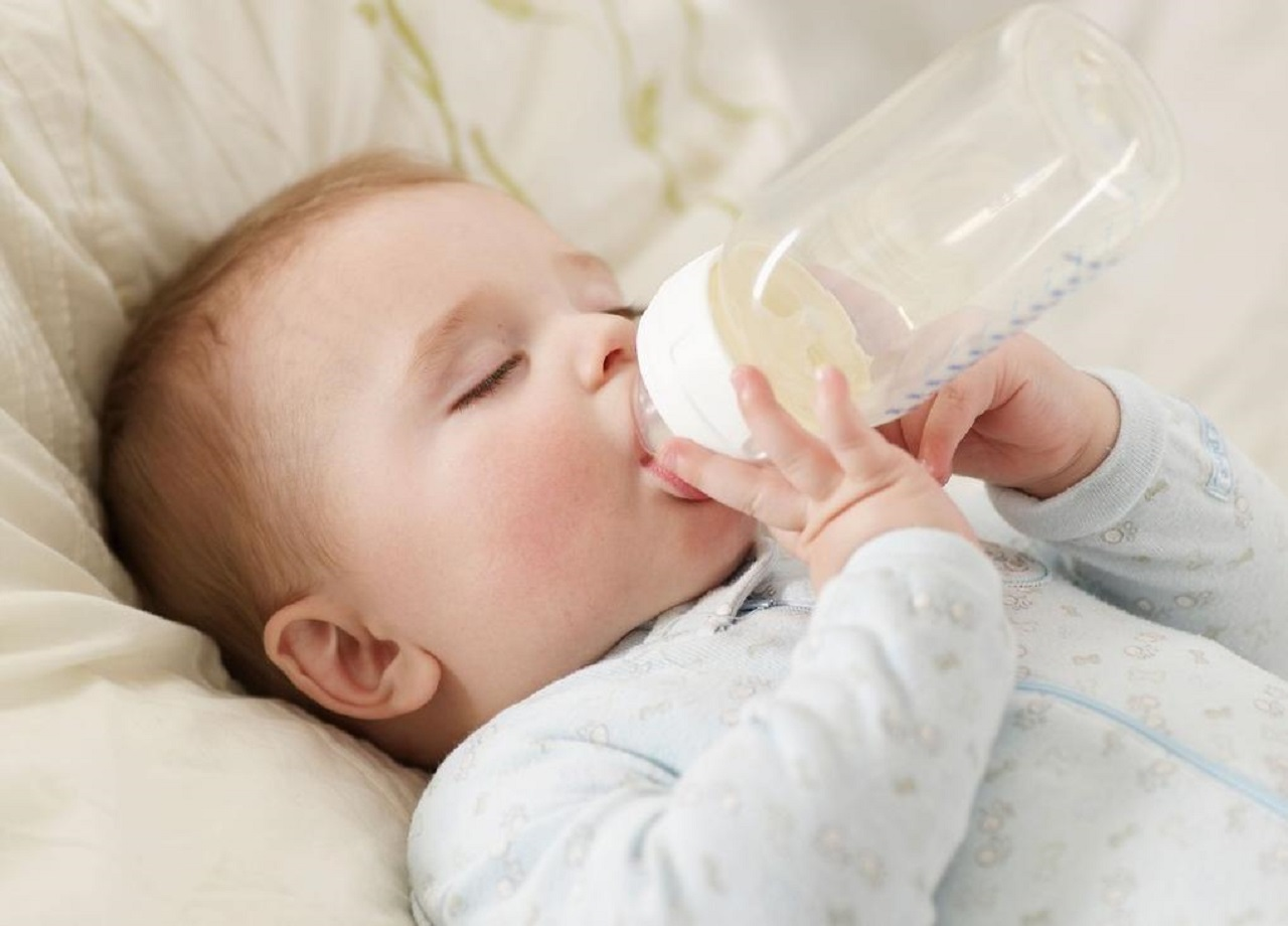 Không nên cho bé uống sữa vào lúc nửa đêm