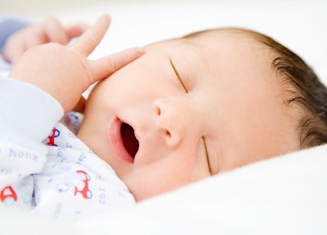Bố mẹ nên tạo thói quen ngủ đúng giờ, đủ giấc cho trẻ