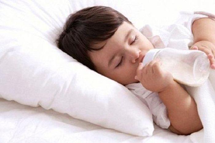 Bú sữa đêm giúp bé ngủ sâu và ngon hơn