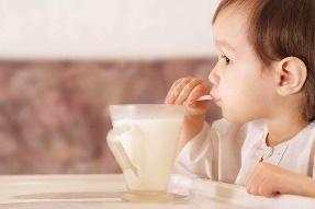 Sữa tươi và sữa bột đều cần thiết cho bé