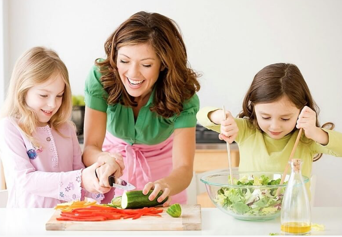 Cha mẹ kết hợp chế độ ăn uống hợp lý chứa chất chống oxy hóa như việt quốc, trứng, cà rốt,... cho bé thiếu sắt