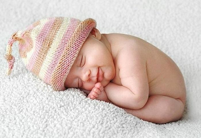 Cho con ngủ đủ giấc là một trong những cách giúp tăng sức đề kháng hiệu quả cho con