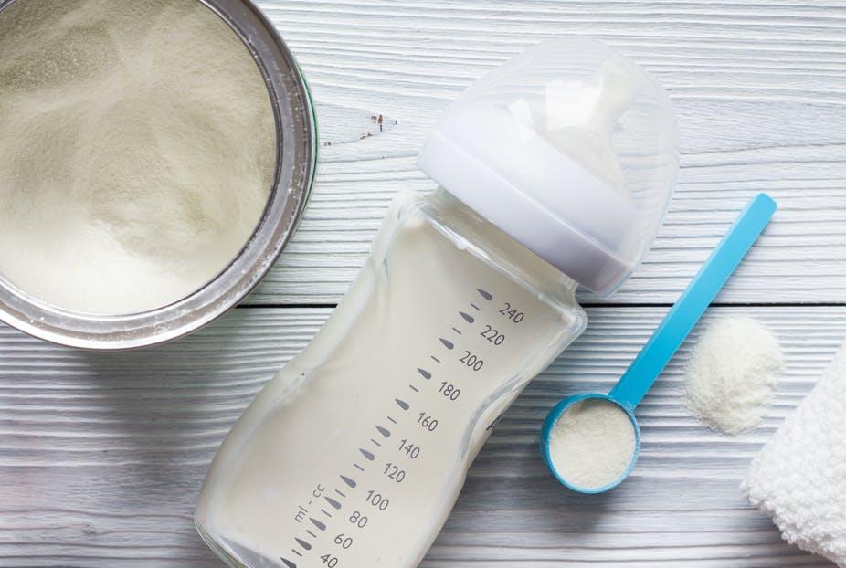 Bố mẹ nên pha đúng lượng sữa theo hướng dẫn của của nhà sản xuất cho con