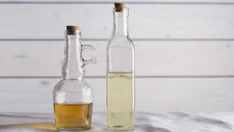 Dung dịch giấm ăn giúp đánh bay các vết bẩn cực kì tốt